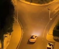 Başakşehir’de ilginç görüntü: Arabanın tavanında seyahat etti