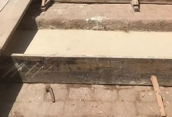 Büyükada’da restore edilen Taş Mektep’in yanındaki Arnavut kaldırımları beton dökülerek kapatıldı