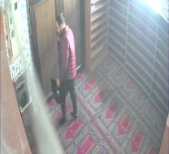 Pendik’te camiye giren hırsız cemaatten toplanan paraları ve monitörü çaldı