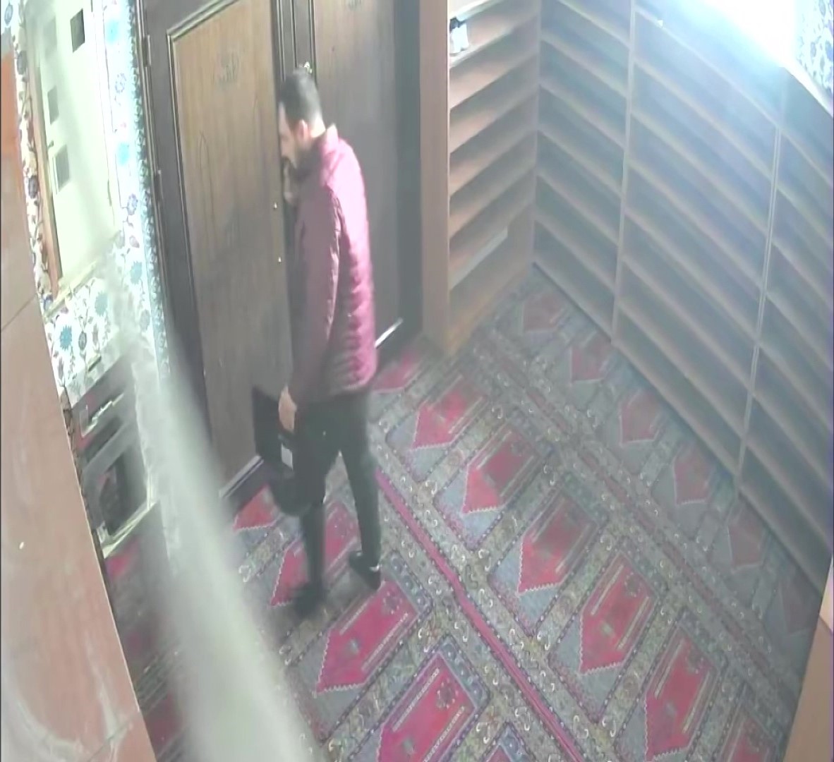 Pendik’te camiye giren hırsız cemaatten toplanan paraları ve monitörü çaldı