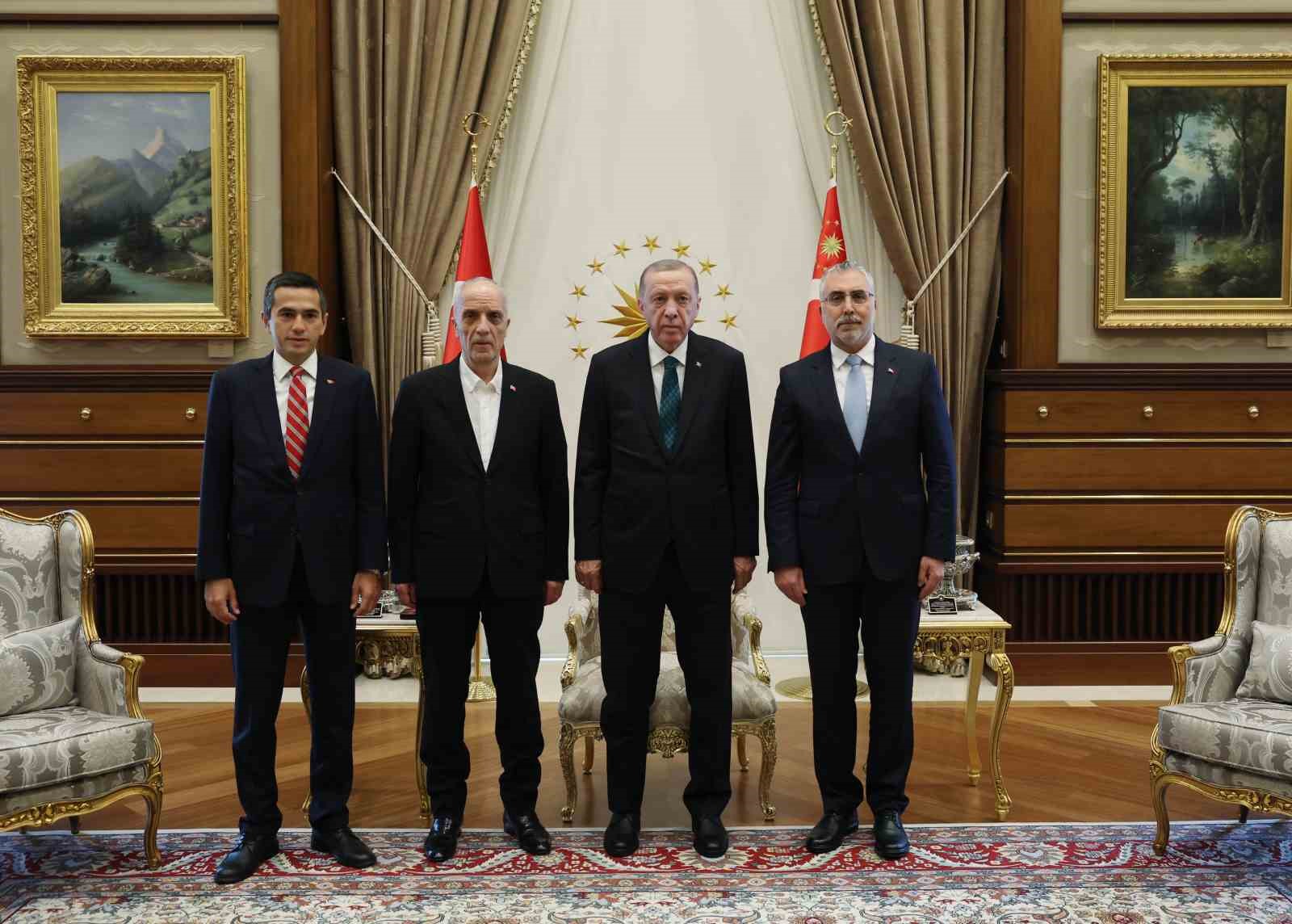 Cumhurbaşkanı Erdoğan, Bakan Işıkhan ile TİSK Başkanı Akkol ve Türk-İş Başkanı Atalay’ı kabul etti