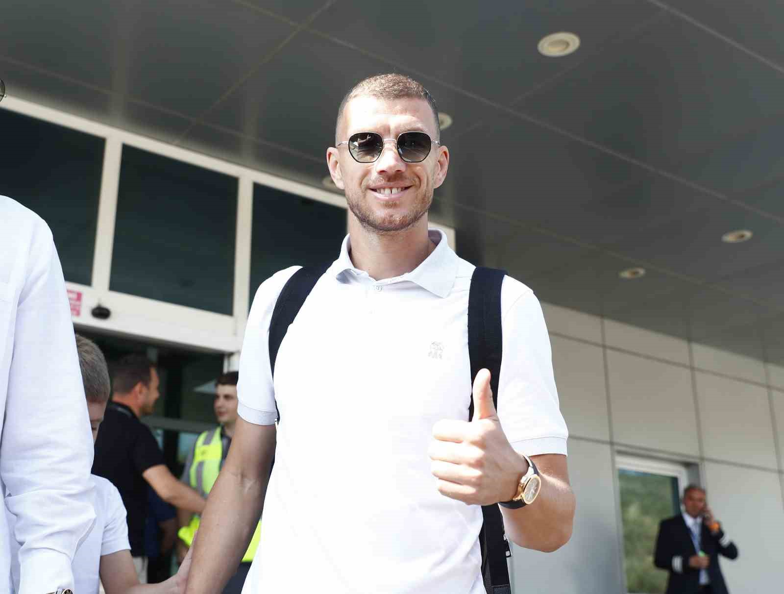 Fenerbahçe: “Edin Dzeko, sağlık kontrollerinden geçmek ve transfer görüşmelerini tamamlamak üzere İstanbul’a geldi.”