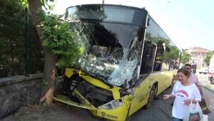 Pendik’te karşı yöne fırlayan cip ile İETT otobüsü çarpıştı: 4 yaralı