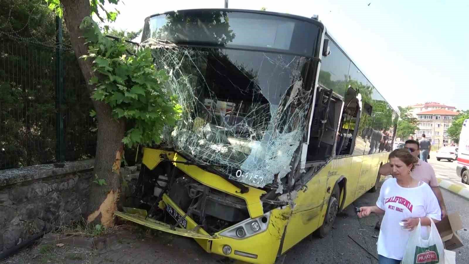 Pendik’te karşı yöne fırlayan cip ile İETT otobüsü çarpıştı: 4 yaralı
