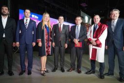 Cumhuriyetin yüzüncü yılında binlerce öğrenci diplomasına kavuştu
