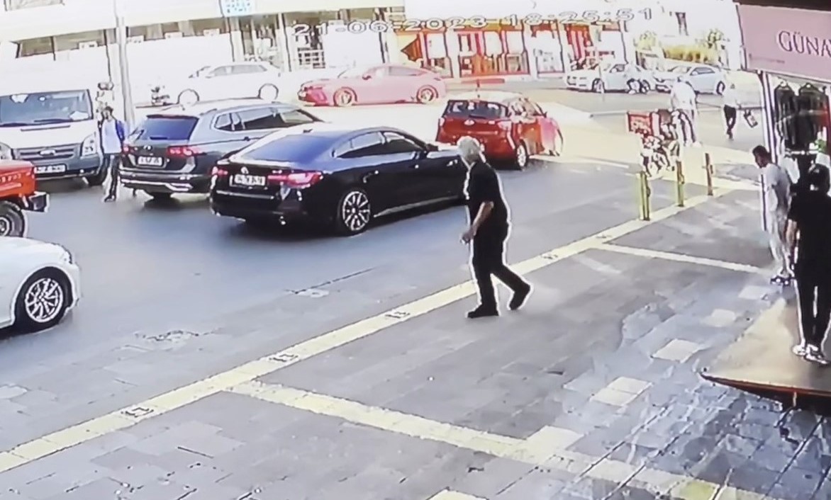 Ataşehir’de cadde ortasında silahlı saldırı kamerada
