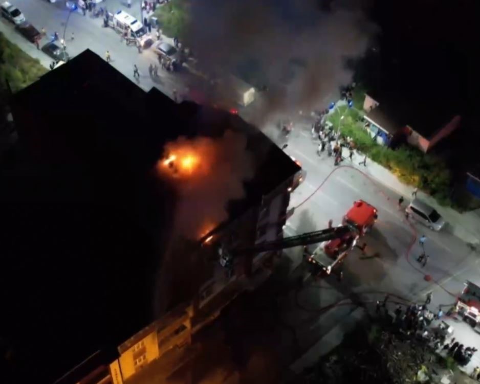 Arnavutköy’de alev alev yanan çatı katı havadan görüntülendi