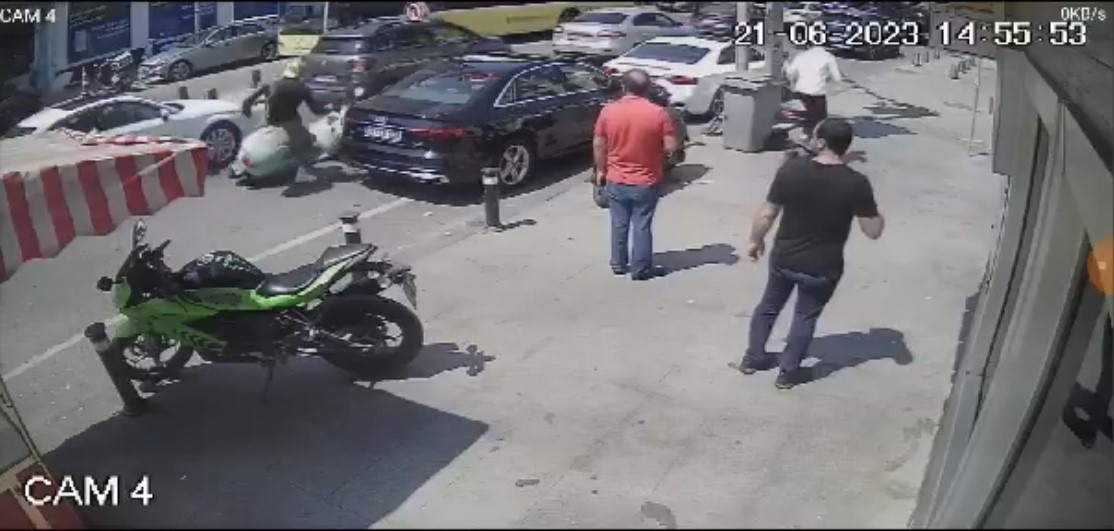 Bebek’te ünlü oyuncunun kaza anı kamerada