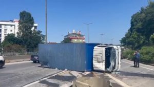 Kartal’da kamyon bariyerlere çarpıp yan yattı: 1 yaralı