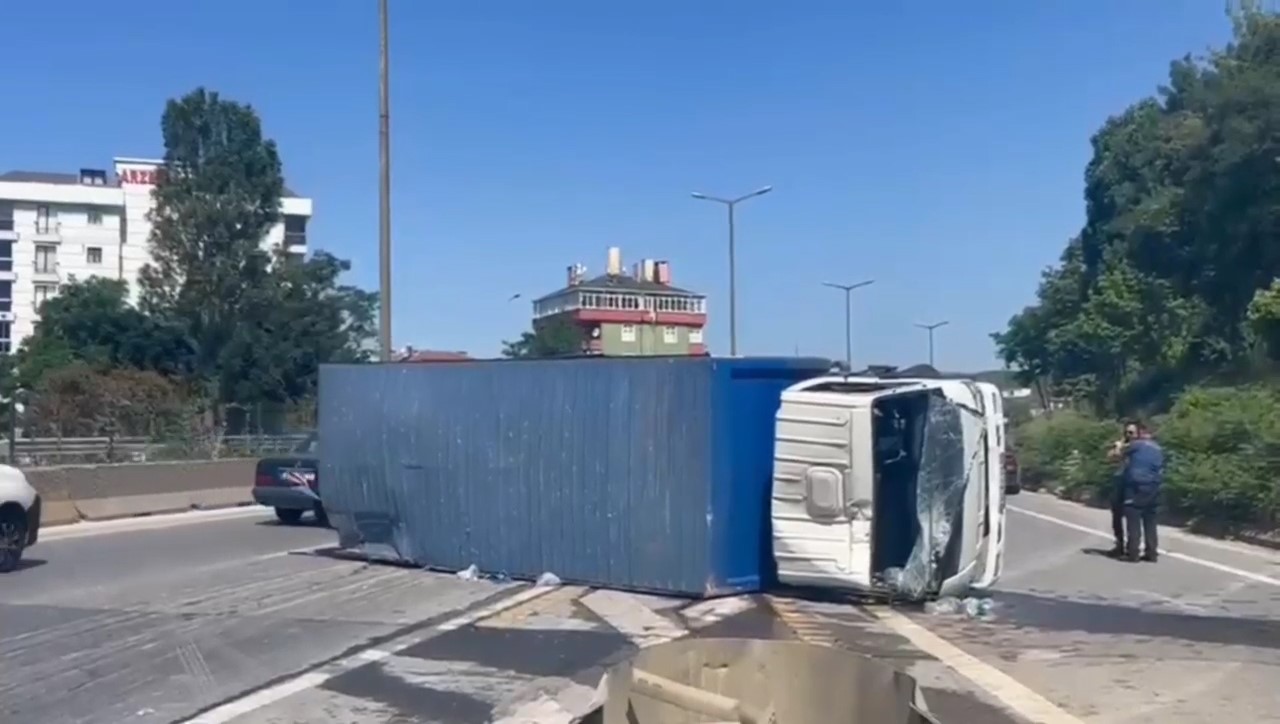 Kartal’da kamyon bariyerlere çarpıp yan yattı: 1 yaralı