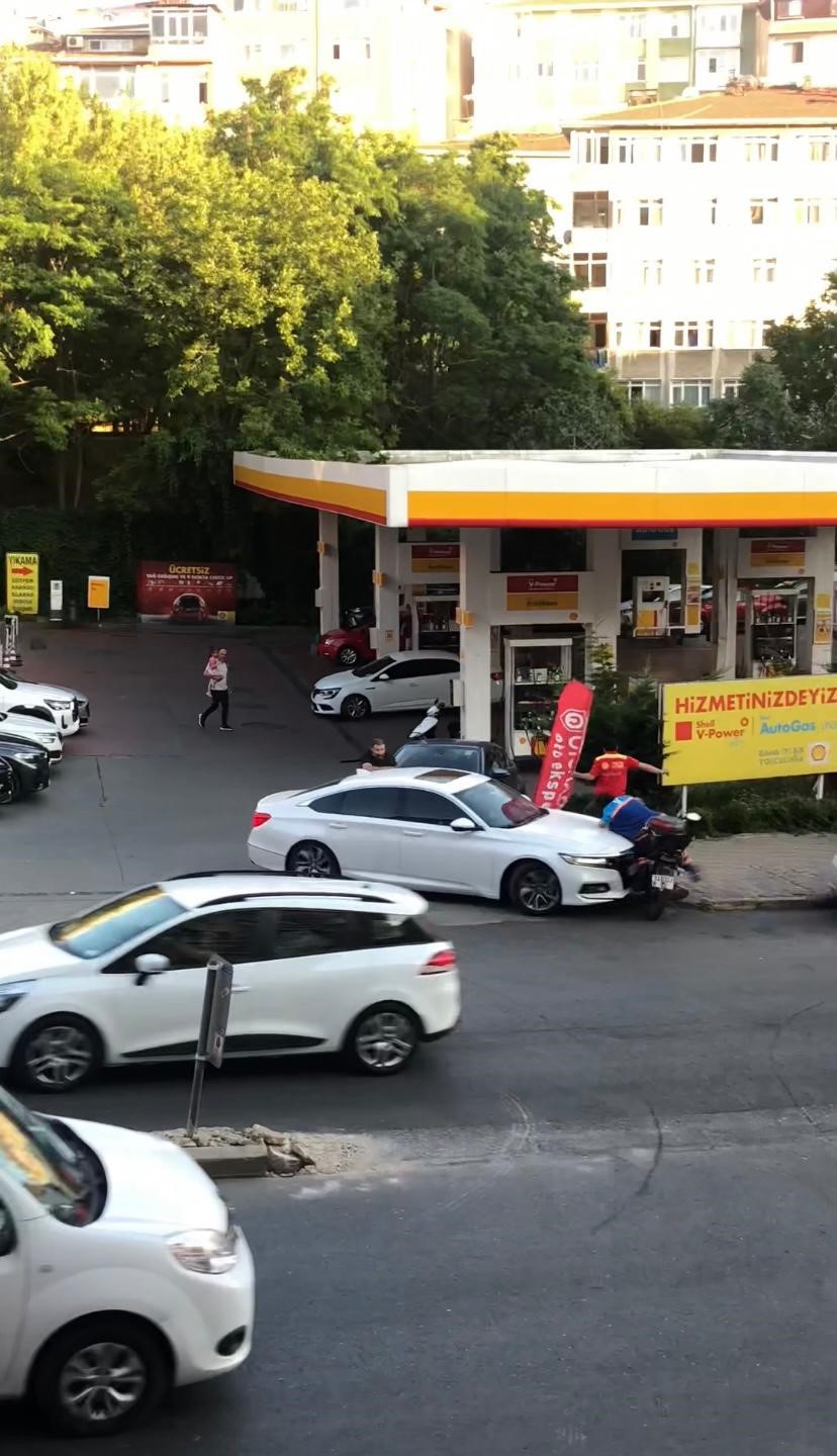 Üsküdar’da dehşet: Benzin alamayınca çalışanların üzerine otomobil sürdü