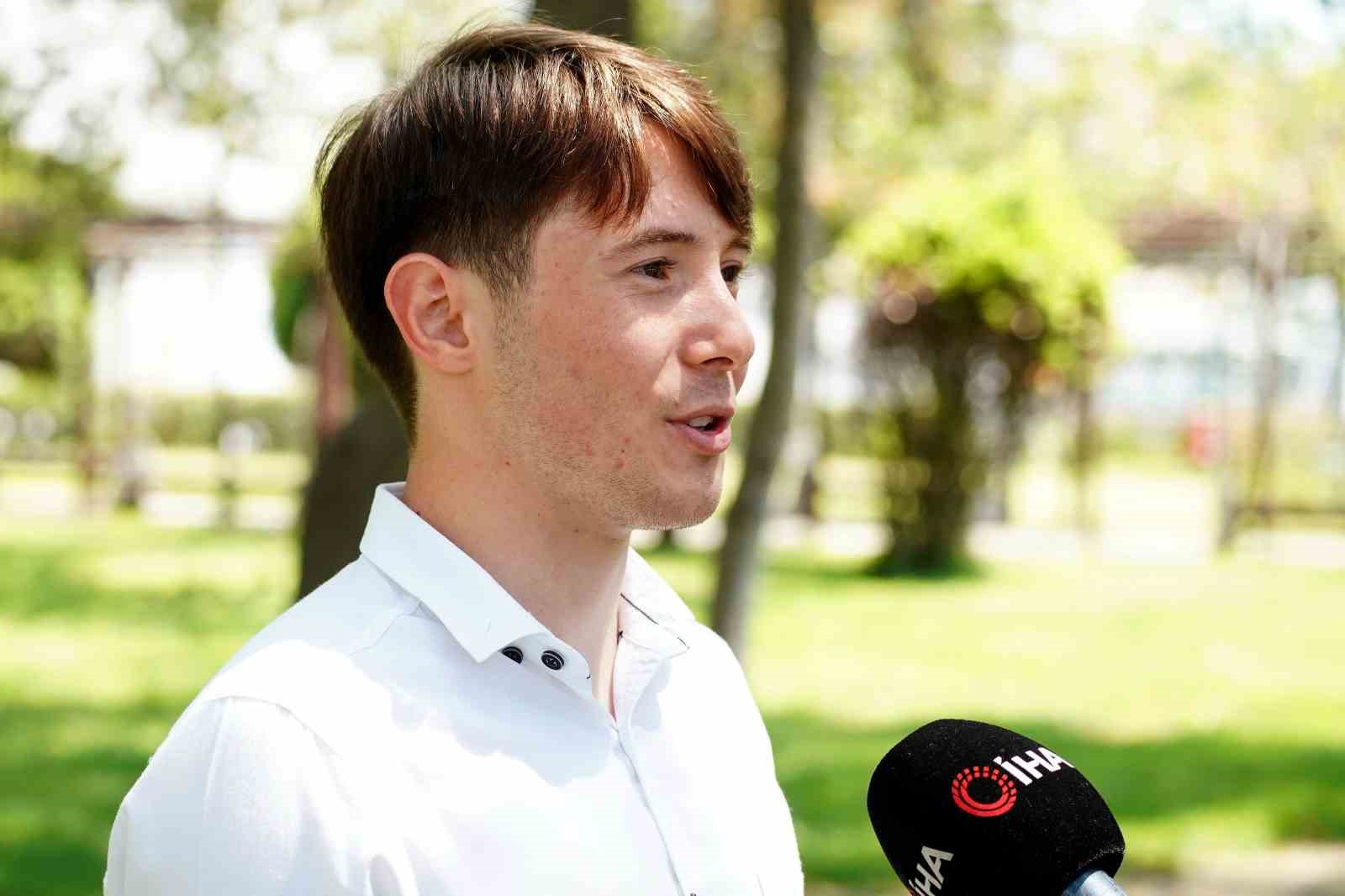 Erhan Aktuğ: “Büyük jokeylerin arasında yarışmak çok gurur verici”