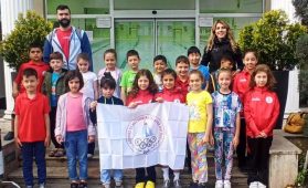 Körfezli minik yüzücülerin büyük başarısı