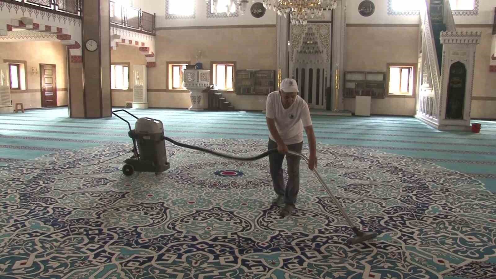 Kartal’da Kurban Bayramı öncesi camii ve cemevleri dezenfekte edildi
