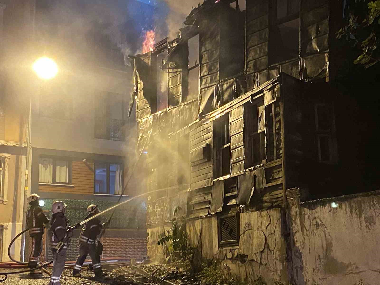 Fatih’te alevler geceyi aydınlattı