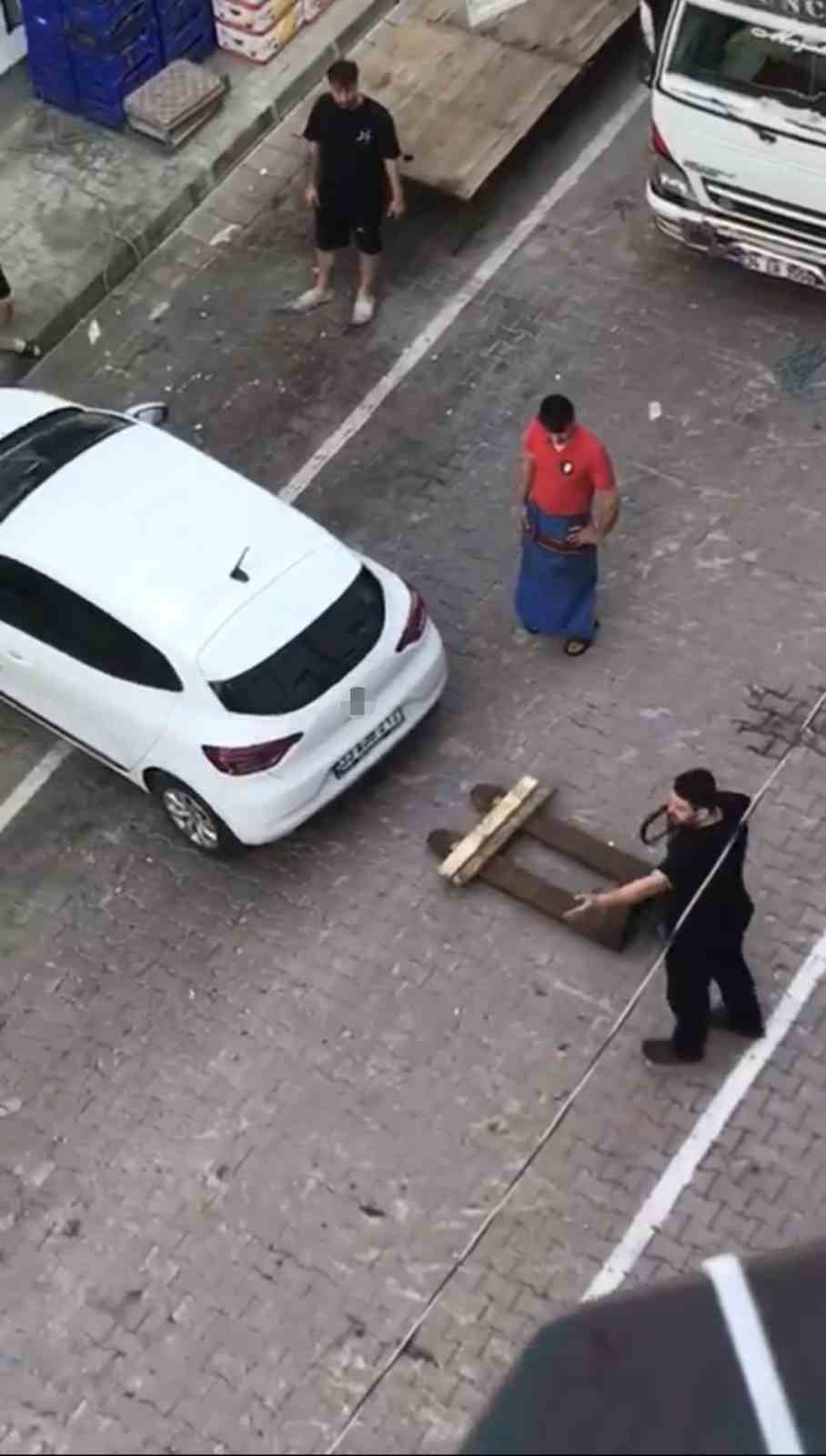 İstanbul’da “yok artık” dedirten olay: Transpaletle aracı taşıdılar