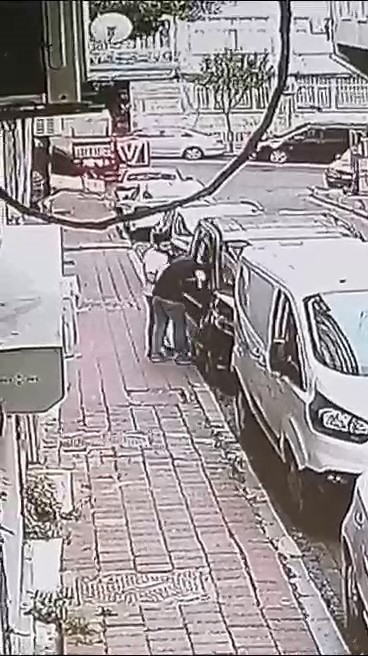 Fatih’te lüks aracın içinden televizyon ve 20 bin lira değerinde döviz çaldılar: O anlar kameralara yansıdı
