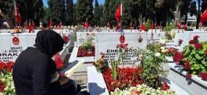 Şehit yakınları bayramın ilk gününde Edirnekapı Şehitliği’ni ziyaret etti
