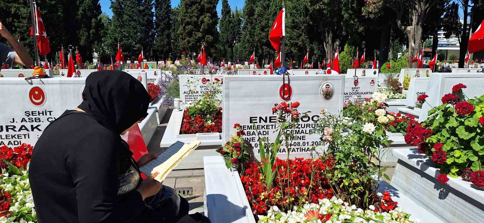 Şehit yakınları bayramın ilk gününde Edirnekapı Şehitliği’ni ziyaret etti