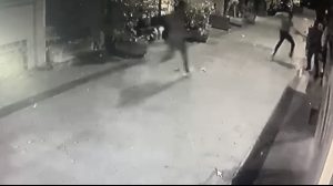 Taksim’de gece kulübünde “bakma” dehşeti kamerada: Defalarca bıçakladı