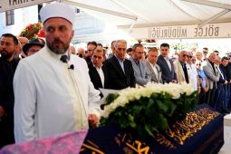 Adnan Polat’ın annesi Suna Polat, son yolculuğuna uğurlandı