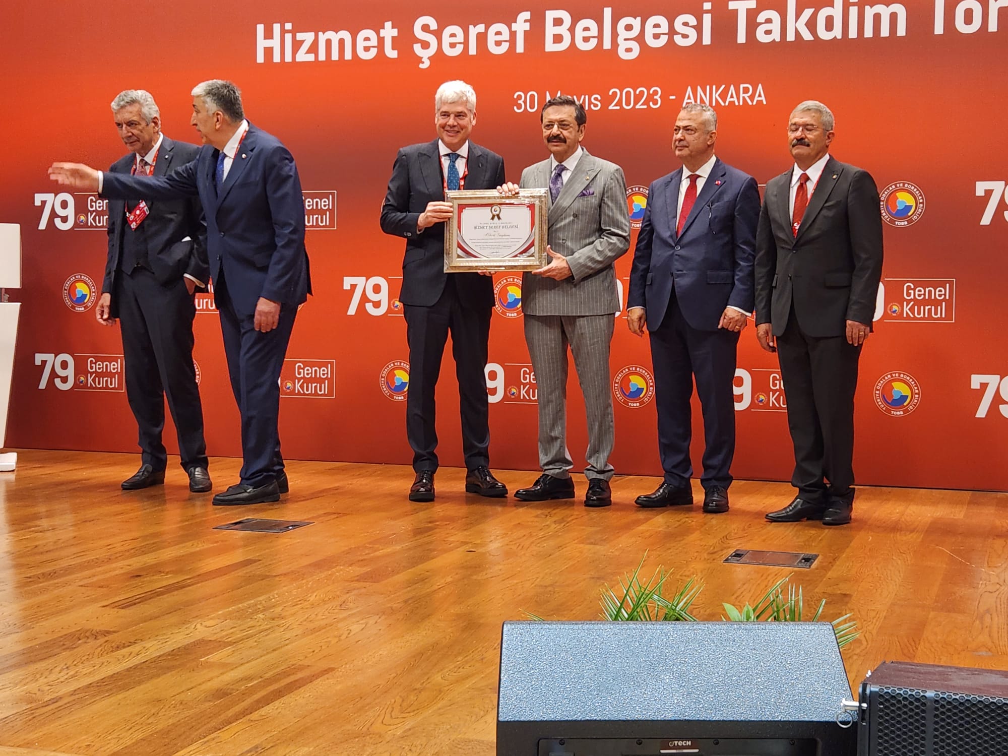 Saydam ve Bayraktar’a Hizmet Şeref Belgesi