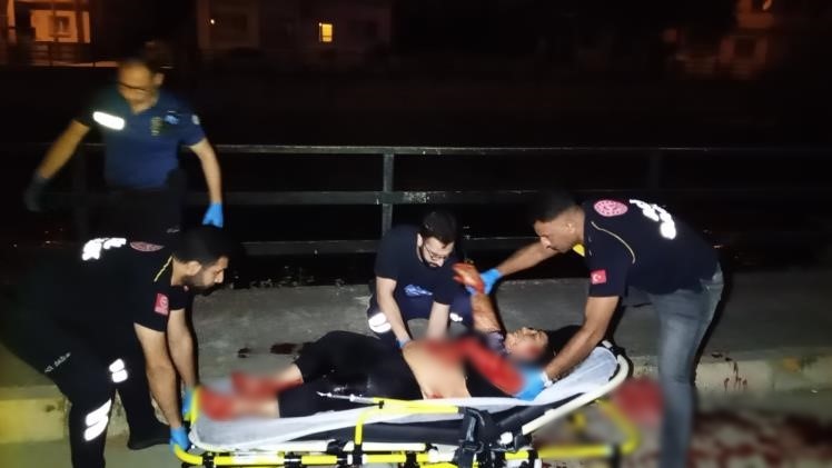 Kıskançlık krizine giren adam sevgilisini defalarca bıçakladı Kıskançlık krizine giren adam sevgilisini defalarca bıçakladı