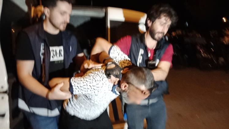 Kıskançlık krizine giren adam sevgilisini defalarca bıçakladı Kıskançlık krizine giren adam sevgilisini defalarca bıçakladı