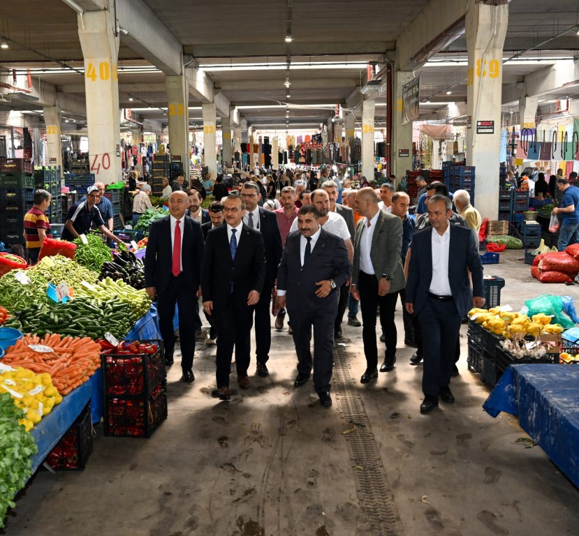 Vali Yavuz pazar esnafıyla buluştu Vali Yavuz pazar esnafıyla buluştu