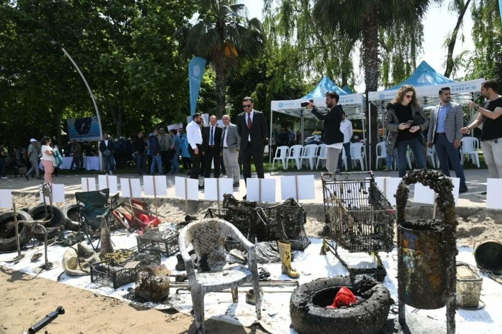 Kocaeli'de 1,8 ton atık toplandı, denizden çıkanlar "pes" dedirtti Kocaeli'de 1,8 ton atık toplandı, denizden çıkanlar "pes" dedirtti