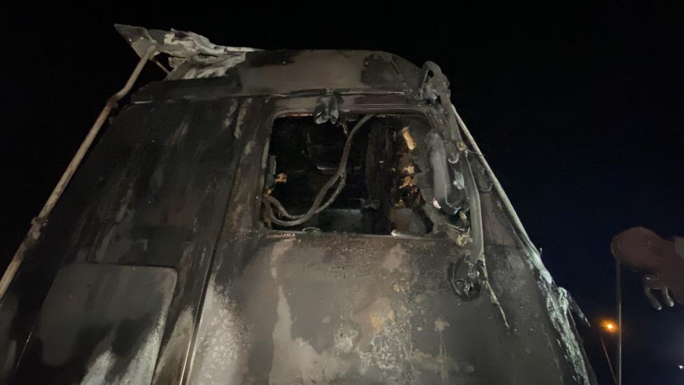 Kocaeli'de seyir halindeki tır alev topuna döndü! Kocaeli'de seyir halindeki tır alev topuna döndü!