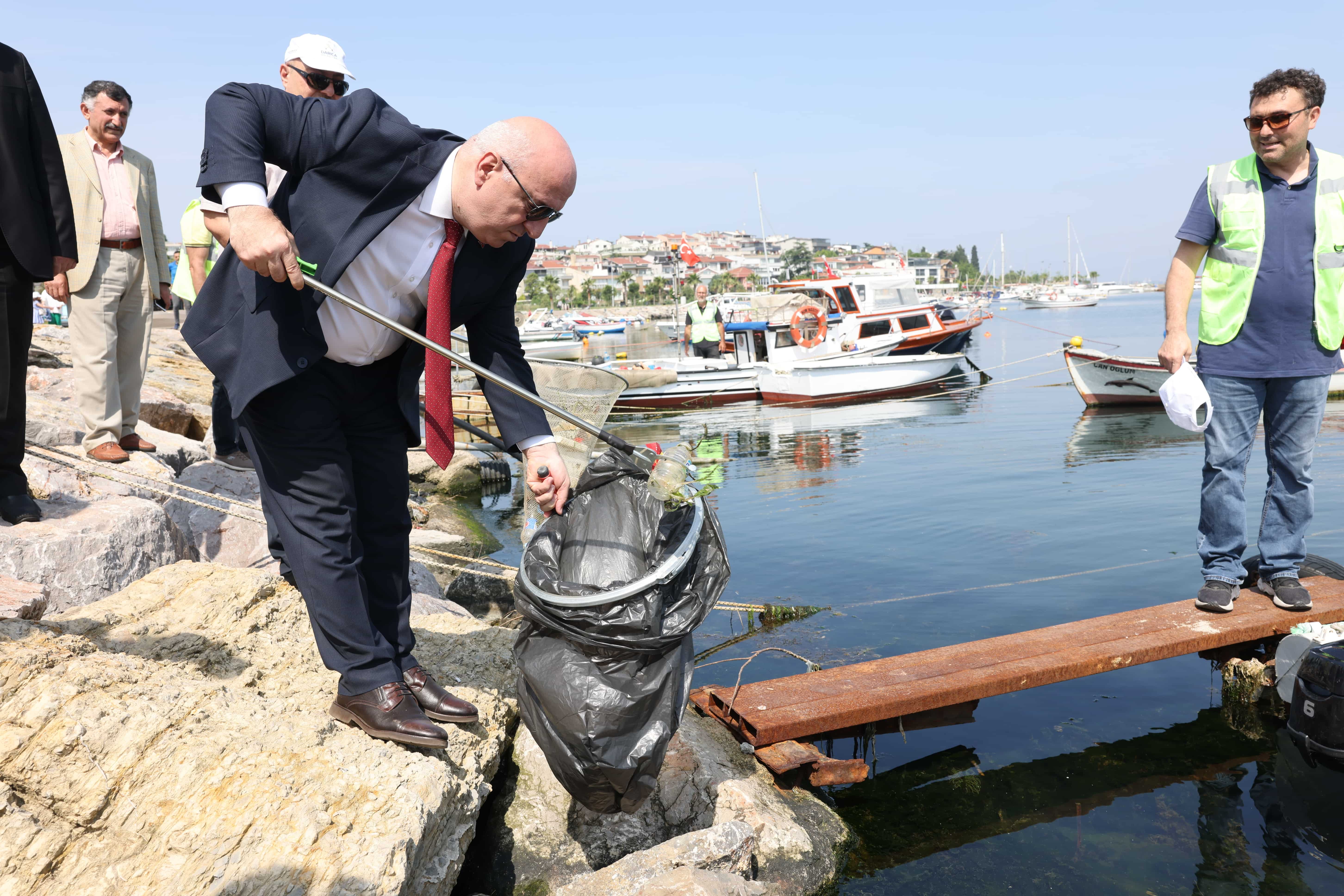 Bıyık öğrencilerle birlikte çevreyi temizledi Bıyık öğrencilerle birlikte çevreyi temizledi