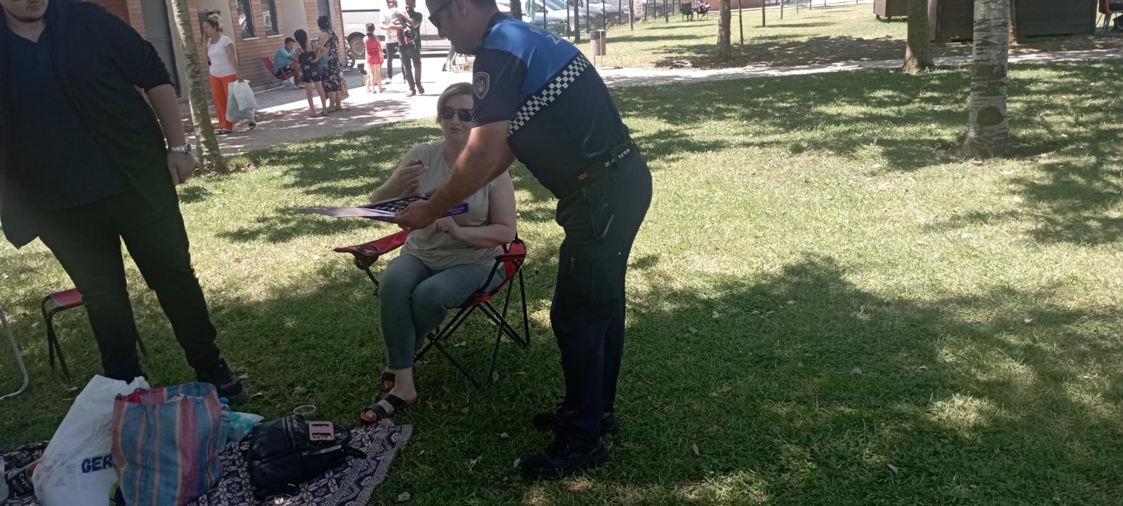 Büyükşehir Zabıtasından Çikolata İkramı