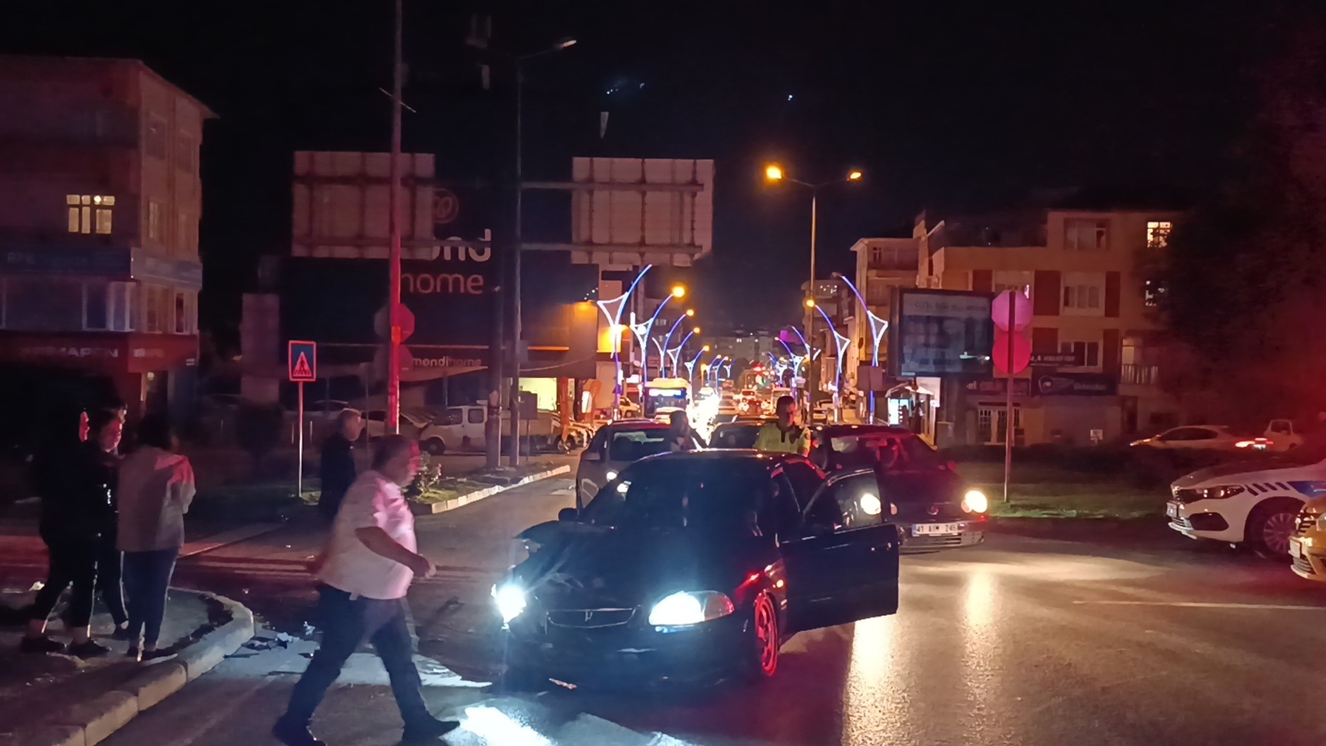 Gebze'de iki araç çarpıştı! Trafik kilitlendi... Gebze'de iki araç çarpıştı! Trafik kilitlendi...