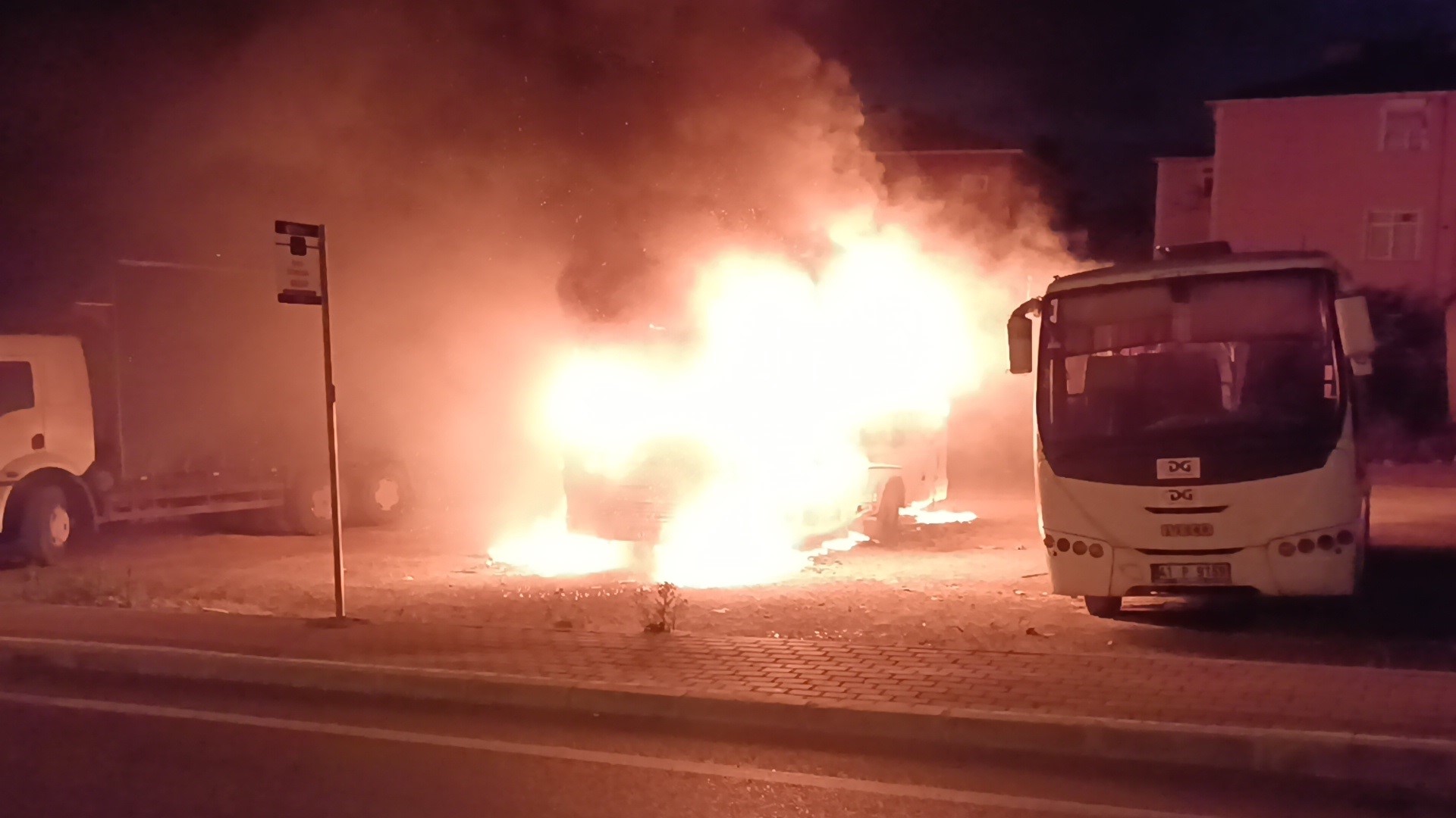 Gebze'de bir servis midibüsü küle döndü