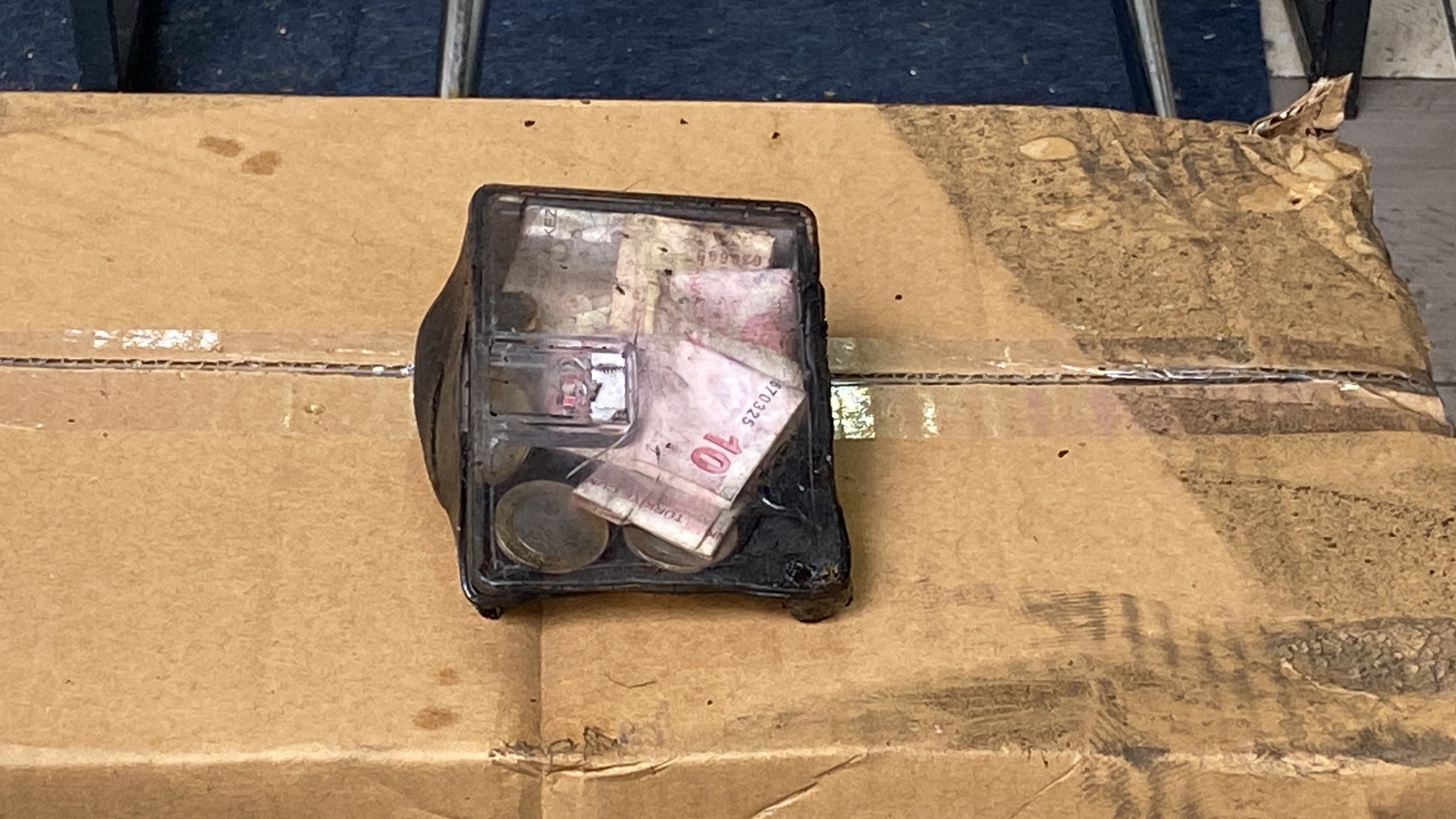 Kocaeli'de bir pizza dükkanı küle dönerken sadaka kutusundaki paralar zarar görmedi! Kocaeli'de bir pizza dükkanı küle dönerken sadaka kutusundaki paralar zarar görmedi!