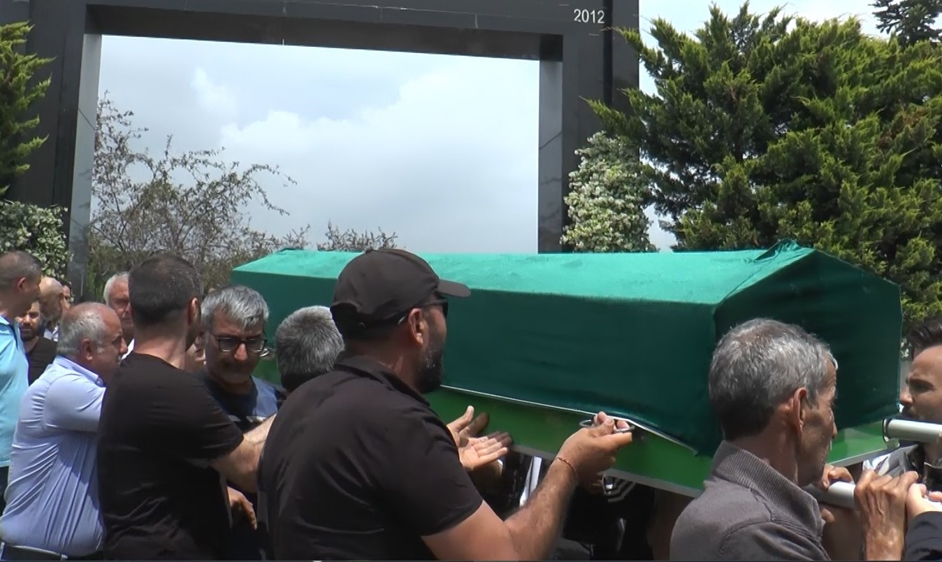 Kocaeli'de denizde boğulan üniversite öğrencisi son yolculuğuna uğurlandı Kocaeli'de denizde boğulan üniversite öğrencisi son yolculuğuna uğurlandı