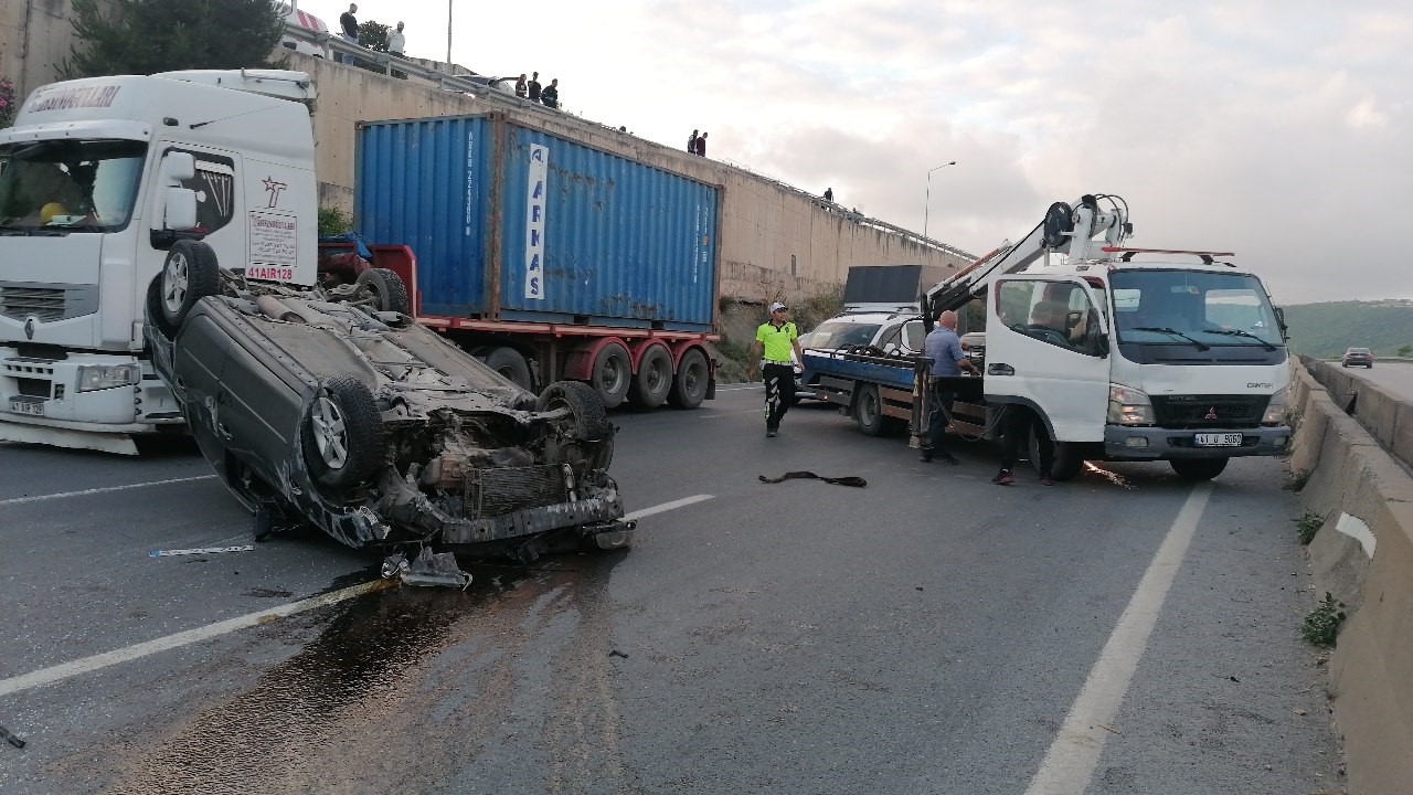 Kocaeli'de bir otomobil bariyerlere çarptıktan sonra takla atarak karşı şeride geçti! Kocaeli'de bir otomobil bariyerlere çarptıktan sonra takla atarak karşı şeride geçti!
