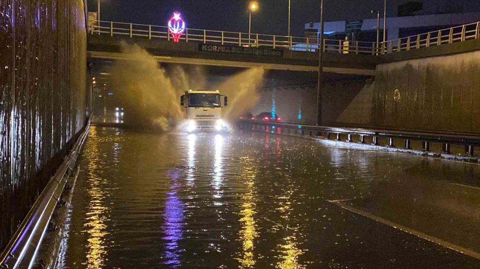 Kocaeli’de etkili olan yağmur caddeleri sular altında bıraktı Kocaeli’de etkili olan yağmur caddeleri sular altında bıraktı