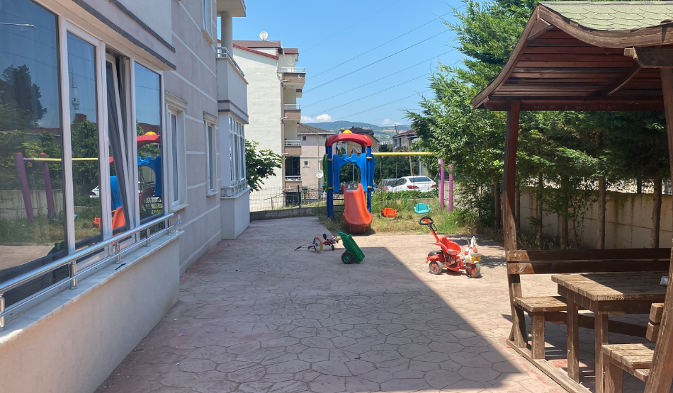 Kocaeli'de 1 yaşındaki bebek 3'üncü kattan düştü! Kocaeli'de 1 yaşındaki bebek 3'üncü kattan düştü!