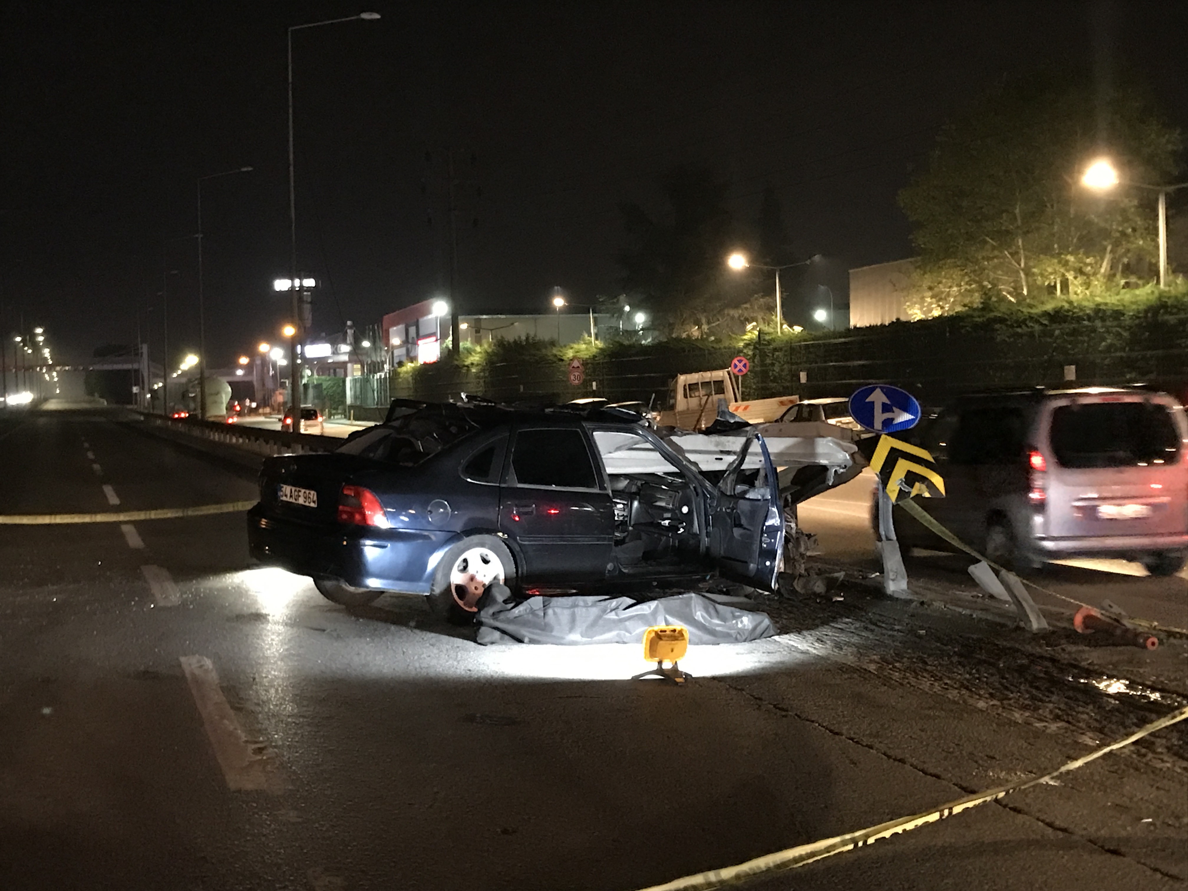 Otomobil, bariyerlere ok gibi saplandı! Otomobil, bariyerlere ok gibi saplandı!