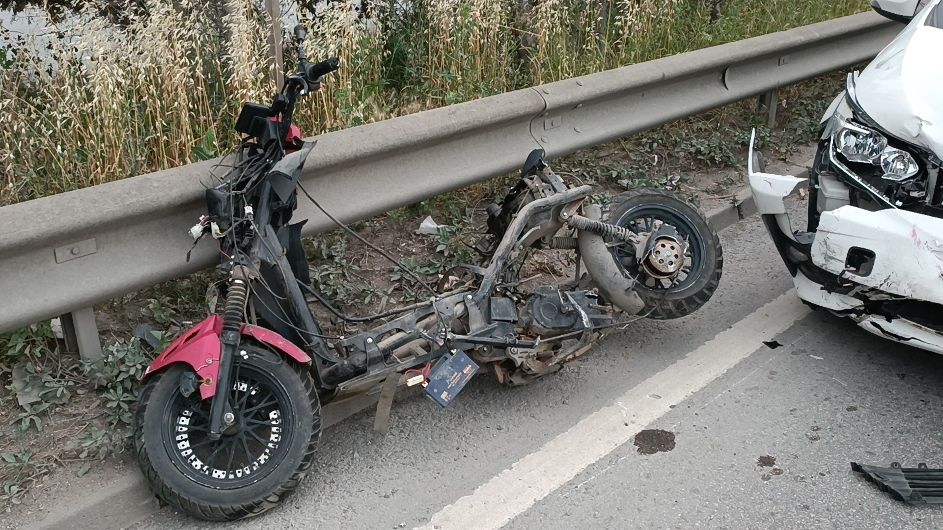 Motosiklet bariyerlere çarptı: 1'i ağır 2 yaralı