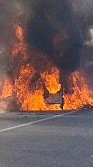 Tır alev topuna dönerek kül oldu Tır alev topuna dönerek kül oldu