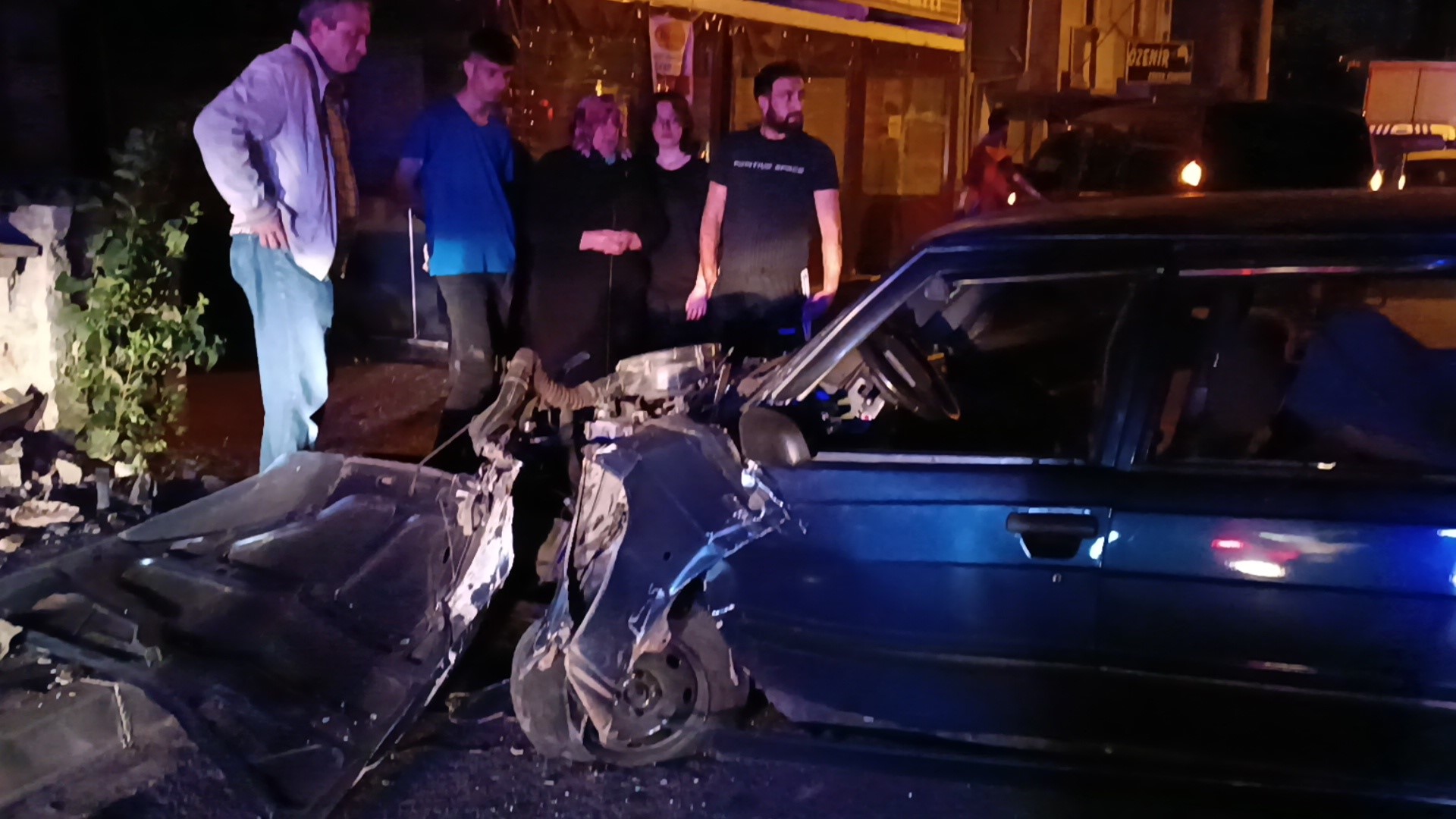 Kontrolden çıkan otomobil trafik levhasını devirdi Kontrolden çıkan otomobil trafik levhasını devirdi