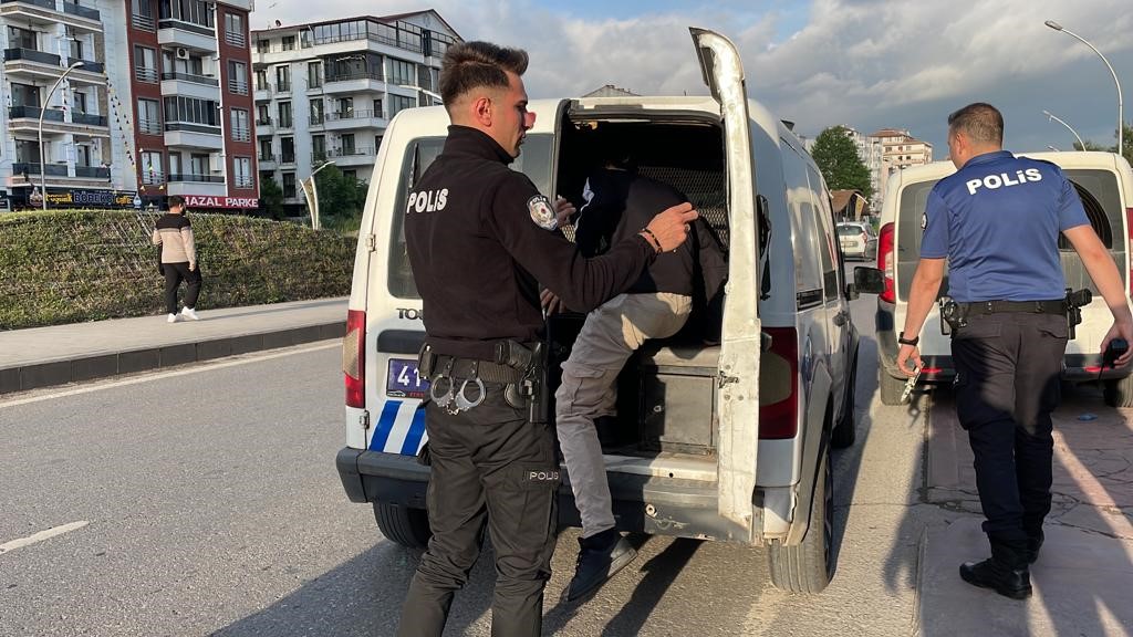 Kocaeli’de laf atma meselesinde kan aktı: 1 yaralı
