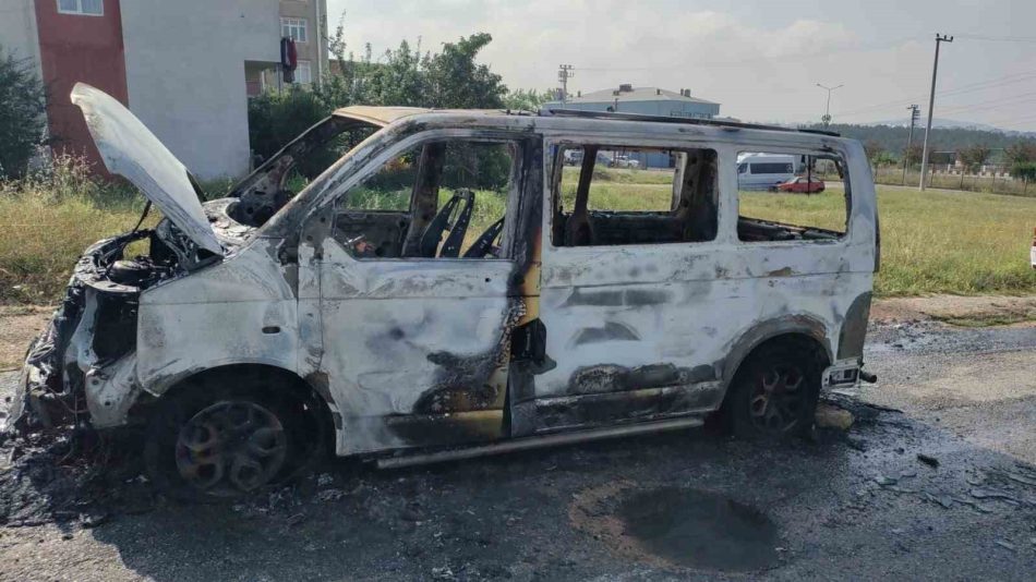 Çayırova'da park halindeki minibüs alev alev yandı