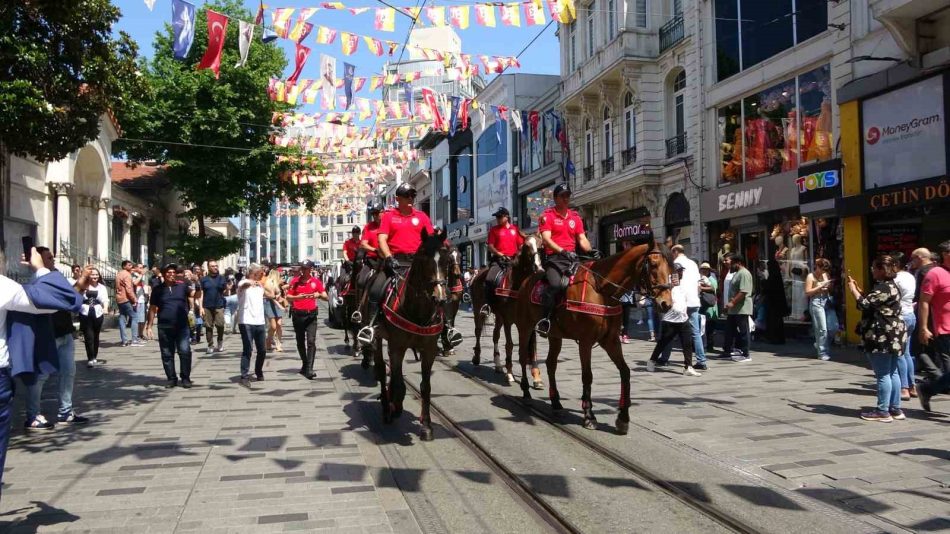 Taksim’de atlı polislere yoğun ilgi