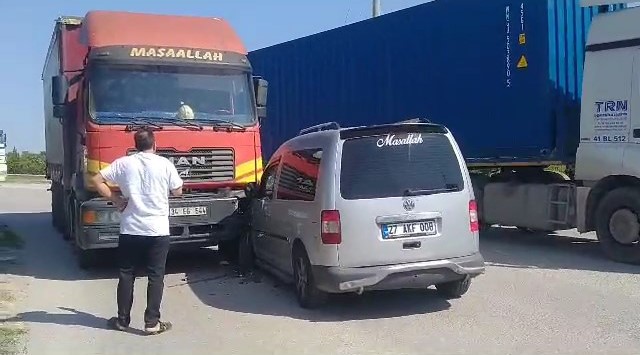 Gebze'de hafif ticari araç ile kamyon çarpıştı