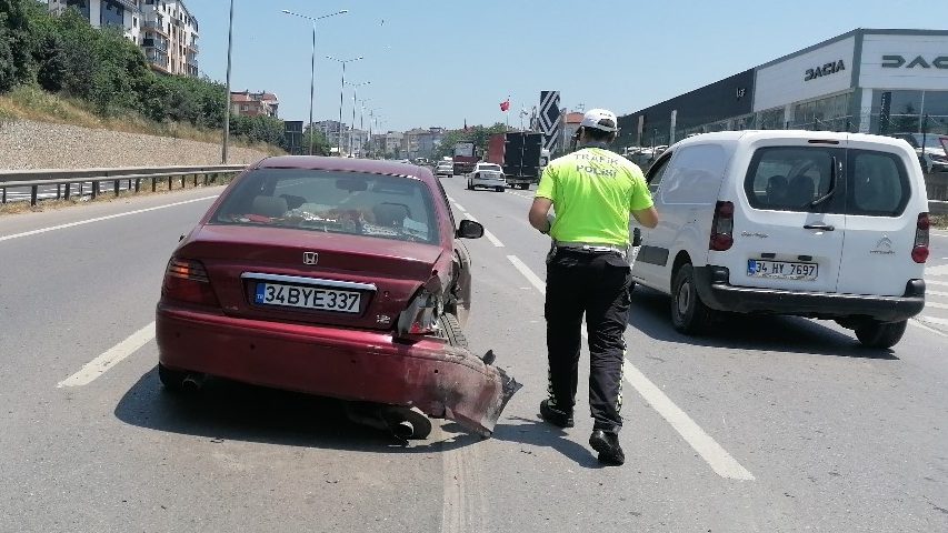 Kocaeli'de tır otomobile çarptı Kocaeli'de tır otomobile çarptı