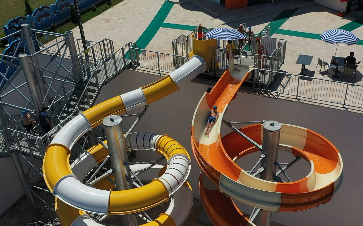 Aquaparkta Çocuklar Doyasıya Eğleniyor Aquaparkta Çocuklar Doyasıya Eğleniyor